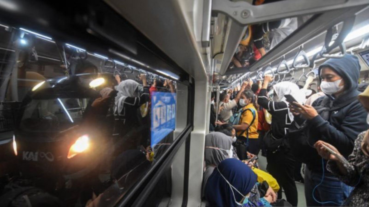 Penumpang berada di dalam gerbong kereta ringan atau Light Rail Transit (LRT) di Jakarta, Senin (18/9/2023). LRT Jabodebek kembali melakukan penambahan jumlah perjalanan dari 158 perjalanan setiap harinya bertambah menjadi 230 perjalanan per hari yang resmi diberlakukan pada Senin (18/9) guna memenuhi peningkatan kebutuhan para pengguna jasa. ANTARA FOTO/Indrianto Eko Suwarso/Spt.