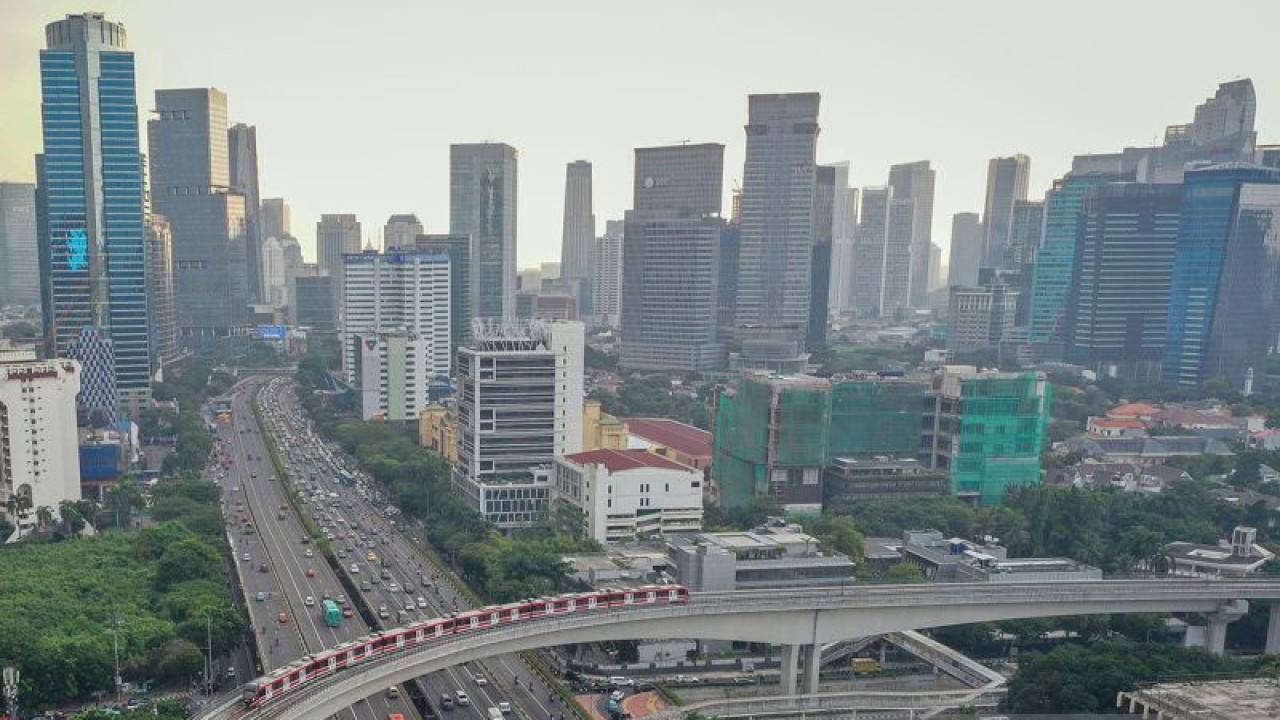 Ilustrasi - Kereta Light Rail Transit (LRT) melintas di jembatan rel lengkung (longspan) LRT Kuningan di Jakarta saat cuaca cerah. ANTARA FOTO/Aditya Pradana Putra/aww/aa.