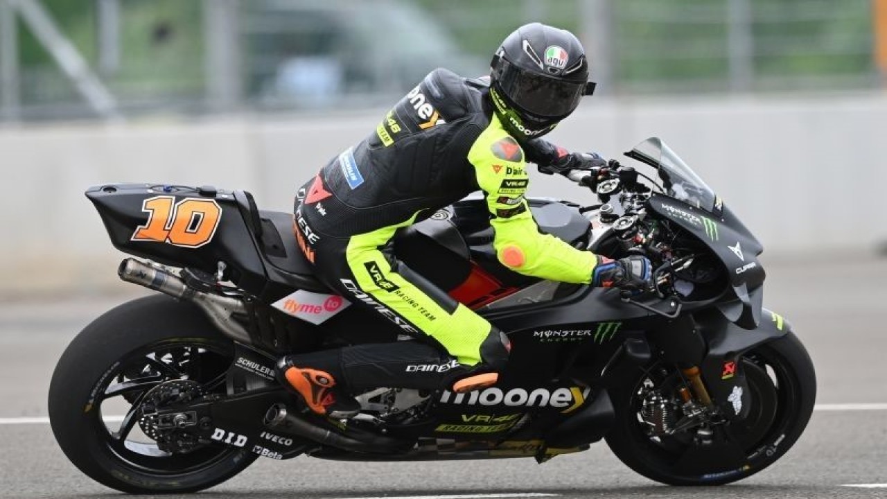 Arsip - Pembalap Mooney VR46 Racing Team Luca Marini memacu kecepatan sepeda motornya pada hari kedua tes pramusim MotoGP 2022 di Pertamina Mandalika International Street Circuit, Lombok Tengah, NTB, Sabtu (12/2/2022). (ANTARA FOTO/Andika Wahyu/rwa.)