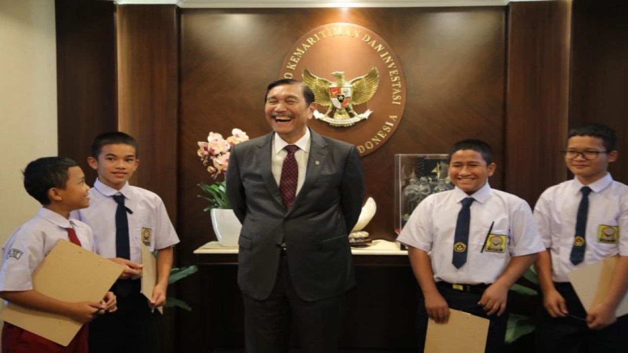 Menko Kemaritiman dan Investasi Luhut Binsar Pandjaitan berfoto bersama para siswa asal Toba yang mendemonstrasikan metode gasing di Kantor Kemenko Marves. ANTARA/HO-Kemenko Kemaritiman dan Investasi