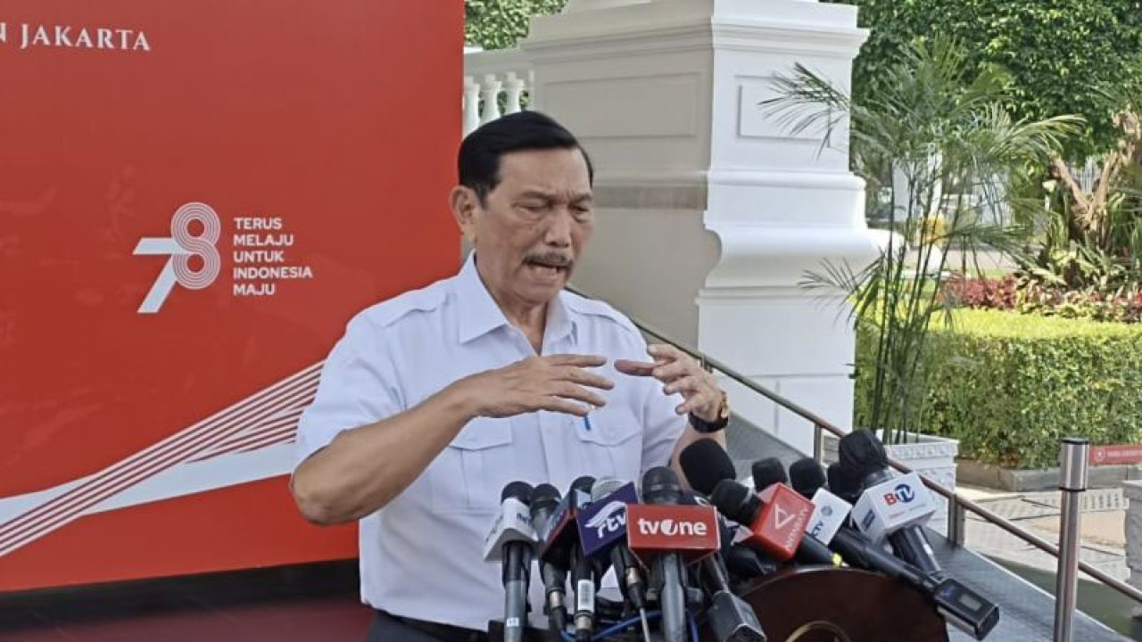 Menteri Koordinator Bidang Kemaritiman dan Investasi (Menko Marves) RI Luhut Binsar Pandjaitan saat menyampaikan keterangan kepada wartawan terkait wacana integrasi moda transportasi publik Jabodebek di Istana Merdeka, Jakarta, Rabu (27/9/2023). (ANTARA/Indra Arief Pribadi)