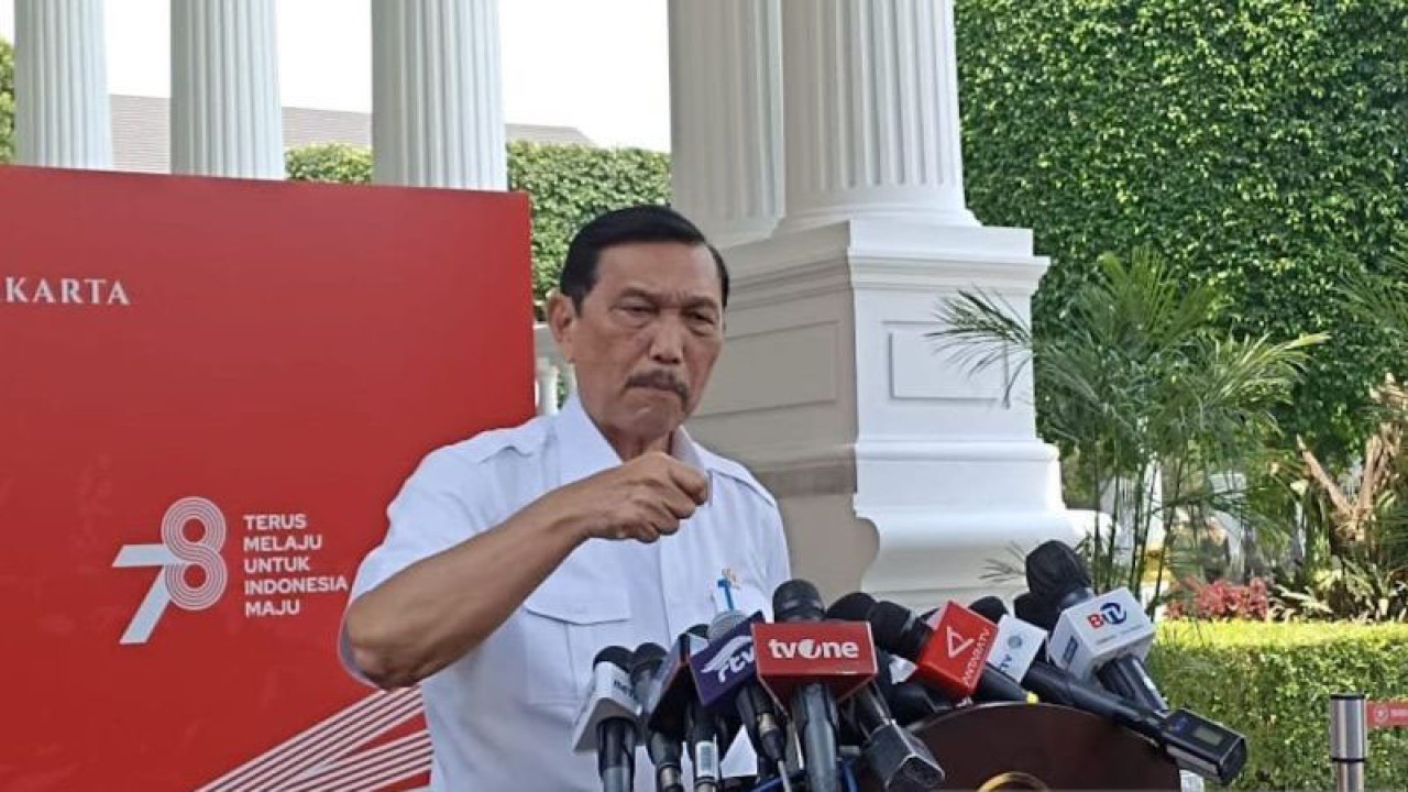 Menteri Koordinator Bidang Kemaritiman dan Investasi (Menko Marves) RI Luhut Binsar Pandjaitan memberikan keterangan kepada wartawan terkait wacana integrasi moda transportasi publik di Istana Merdeka, Jakarta, Rabu (27/9/2023). (ANTARA/Indra Arief Pribadi)