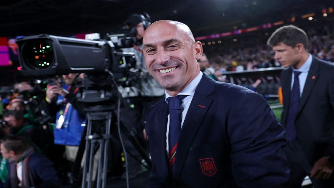 Presiden RFEF Luis Rubiales saat difoto di akhir babak final Piala Dunia Sepak Bola Putri di Sydney, Australia, 20 Agustus 2023. (ANTARA/AFP/FRANCK FIFE)