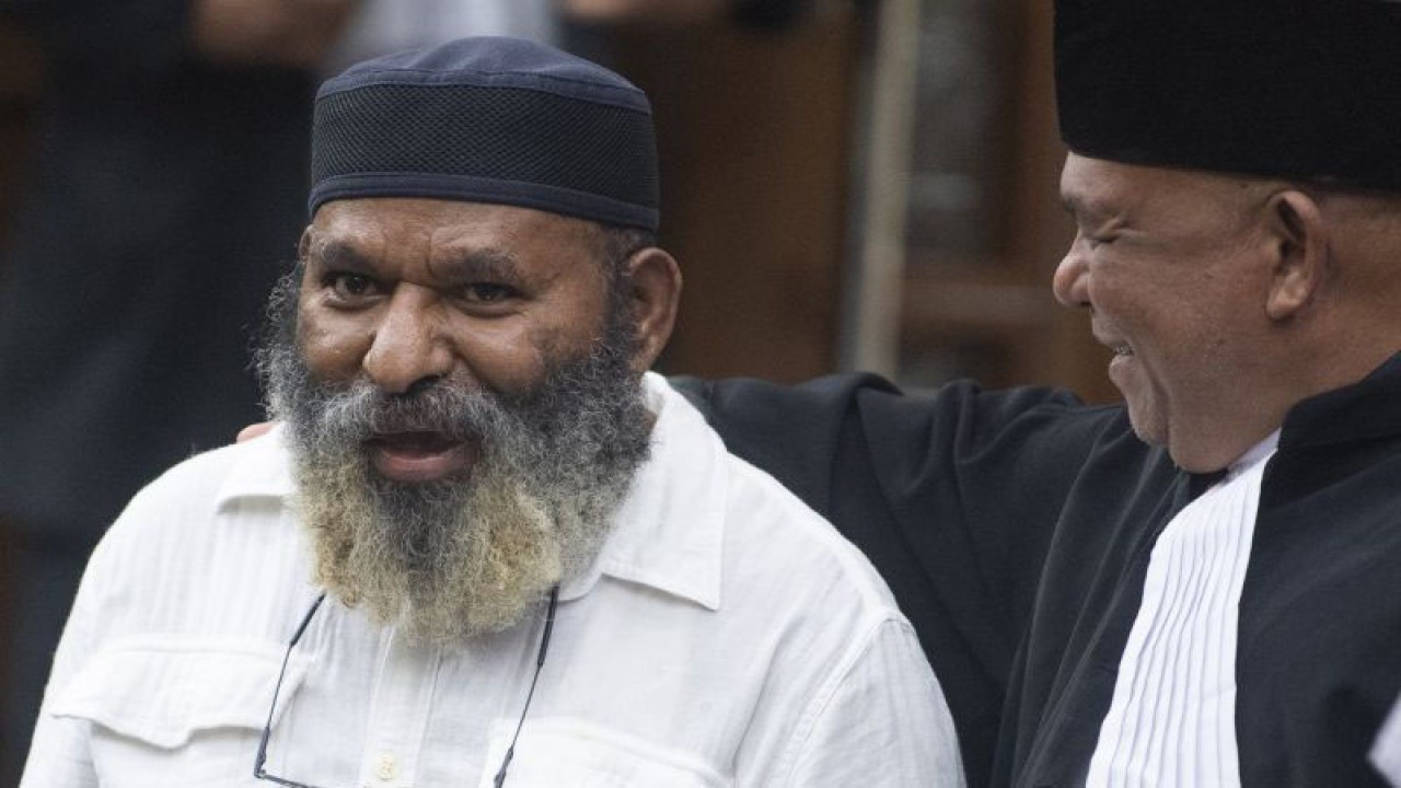 Terdakwa Gubernur nonaktif Papua Lukas Enembe (kiri) berbincang dengan penasehat hukumnya usai menjalani sidang lanjutan di Pengadilan Tipikor, Jakarta, Senin (28/8/2023). (ANTARA FOTO/Wahyu Putro A/Spt)