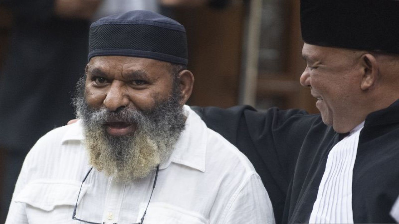 Terdakwa Gubernur nonaktif Papua Lukas Enembe (kiri) berbincang dengan penasihat hukumnya usai menjalani sidang lanjutan di Pengadilan Tipikor, Jakarta, Senin (28/8/2023). Penasihat hukum Lukas Enembe menghadirkan tiga saksi ahli dalam kasus dugaan suap dengan total Rp45,8 miliar dan gratifikasi senilai Rp1 miliar yang menjerat gubernur nonaktif Papua itu. ANTARA FOTO/Wahyu Putro A/Spt.