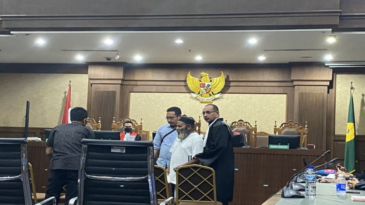 Gubernur Papua nonaktif Lukas Enembe memasuki ruang sidang dengan agenda pembacaan tuntutan di Pengadilan Tindak Pidana Korupsi Jakarta, Rabu (13/9/2023). (ANTARA/Fath Putra Mulya)
