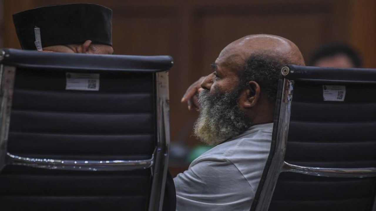Terdakwa kasus dugaan suap dan penerimaan gratifikasi Lukas Enembe menjalani sidang lanjutan di Pengadilan Tipikor, Jakarta, Senin (25/9/2023). ANTARA FOTO/Galih Pradipta/aww