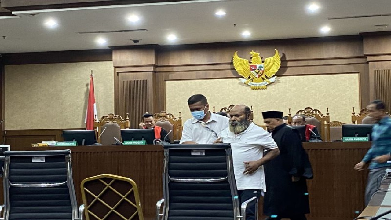 Gubernur nonaktif Papua Lukas Enembe saat memasuki ruang sidang di Pengadilan Tipikor pada PN Jakarta Pusat, Jakarta, Rabu (27/9/2023). (ANTARA/Fath Putra Mulya)