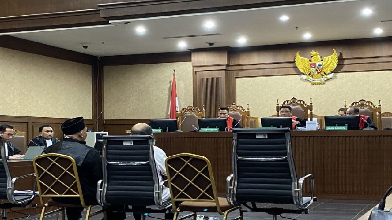 Gubernur nonaktif Papua Lukas Enembe dalam persidangan di Pengadilan Tipikor pada Pengadilan Negeri Jakarta Pusat, Jakarta, Rabu (27/9/2023). ANTARA/Fath Putra Mulya