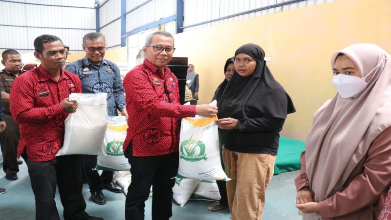 Sekda Lutim Bahri Suli menyerahkan bantuan beras secara simbolis kepada penerima manfaat di Gudang Bulog Mangkutana, Lutim, Jumat,(22/9/2023).ANTARA/HO-Pemkab Lutim