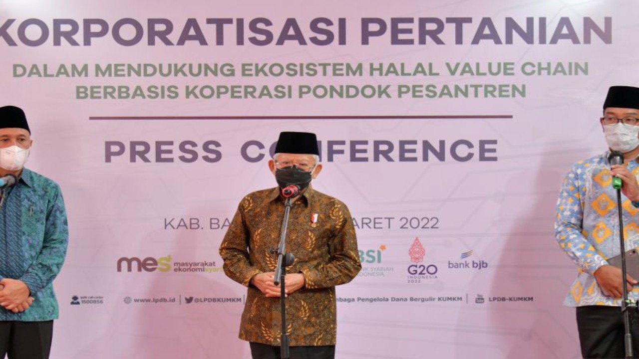 Wakil Presiden Indonesia Maruf Amin (tengah) bersama Menteri Koperasi dan UMKM Teten Masduki (kiri) dan Gubernur Jawa Barat Ridwan Kamil (kanan) memberikan keterangan kepada media usai meresmikan digitalisasi pertanian dan green house bersama di Pondok Pesantren Al Ittifaq, Ciburial, Kabupaten Bandung, Jawa Barat, Selasa (22/3/2022). ANTARA FOTO/Rainier Suraiya/rai/tom