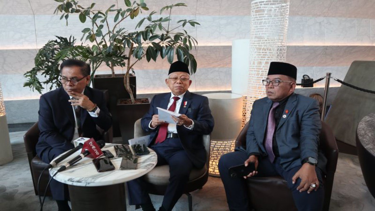 Duta Besar RI untuk Tiongkok dan Mongolia Djauhari Oratmangun, Wakil Presiden Ma'ruf Amin dan Juru Bicara Wapres Masduki Baidlowi (kiri ke kanan) dalam konferensi pers di Shanghai, China pada Selasa (19/9/2023) (FOTO ANTARA/Desca Lidya Natalia)