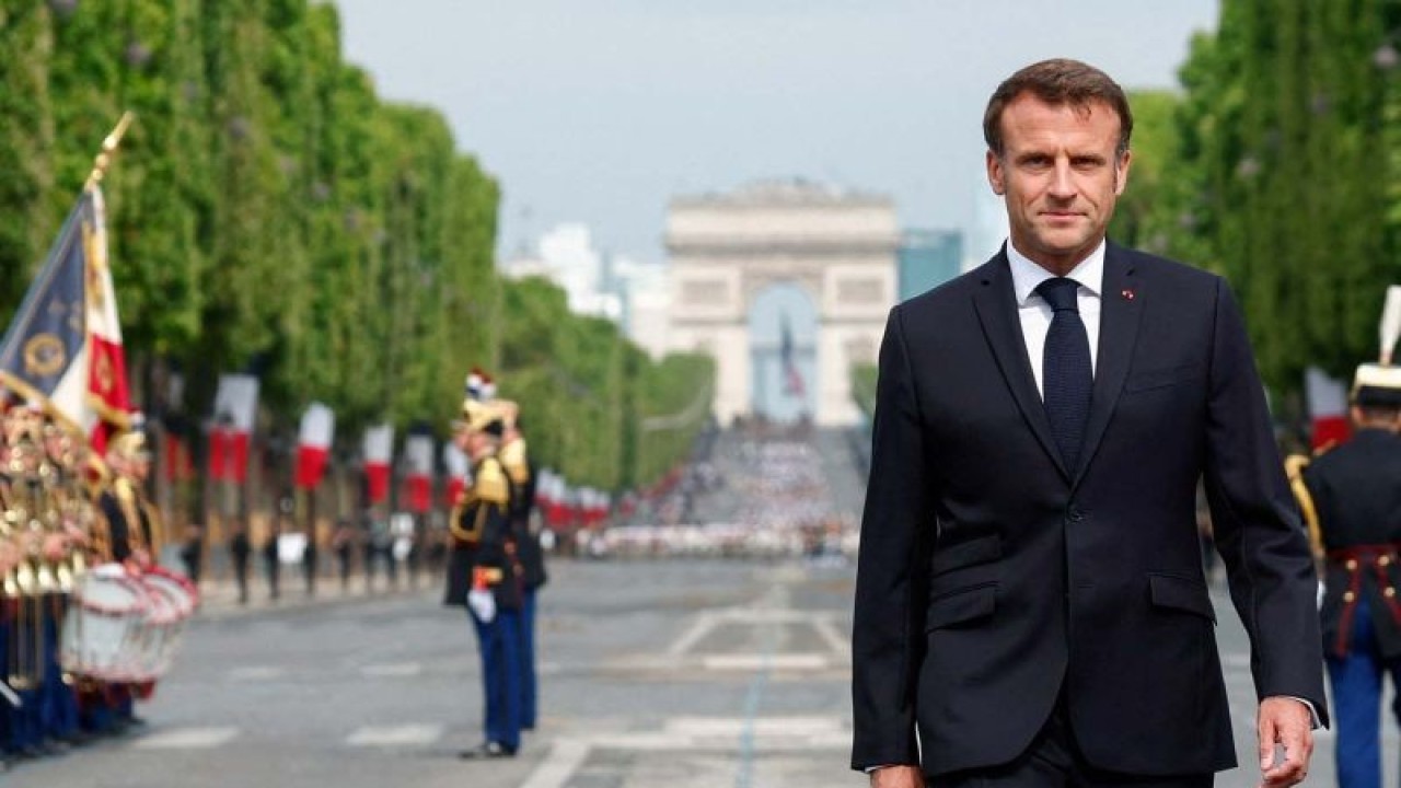 Presiden Prancis Emmanuel Macron berjalan pada hari parade militer tahunan Hari Bastille di jalan Champs-Elysees di Paris, Prancis, (14/7/2023). Hari Bastille adalah nama lain untuk Hari Nasional Prancis yang dirayakan tanggal 14 Juli setiap tahunnya. ANTARA FOTO/REUTERS/Gonzalo Fuentes/Pool/aww.