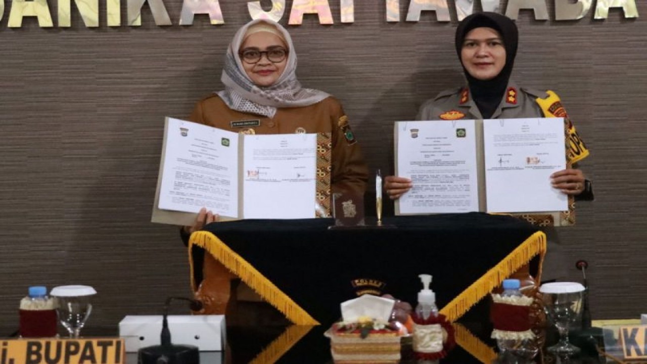 Penjabat Bupati Kulon Progo Ni Made Dwipanti Indrayanti dan Kapolres Kulon Progo AKBP Nunuk Setiyowati menunjukan perjanjian kerja sama pemberantasan tindak pidana korupsi. (ANTARA/HO-Humas Polres Kulon Progo)