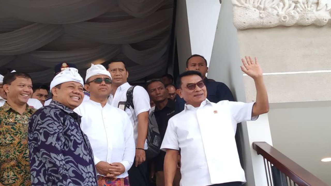 KSP Moeldoko (kanan) bersama Penjabat Gubernur Bali Sang Made Mahendra Jaya (ketiga kanan) di sela meninjau Pelabuhan Sanur, Denpasar, Bali, Jumat (22/9/2023) ANTARA/Dewa Ketut Sudiarta Wiguna