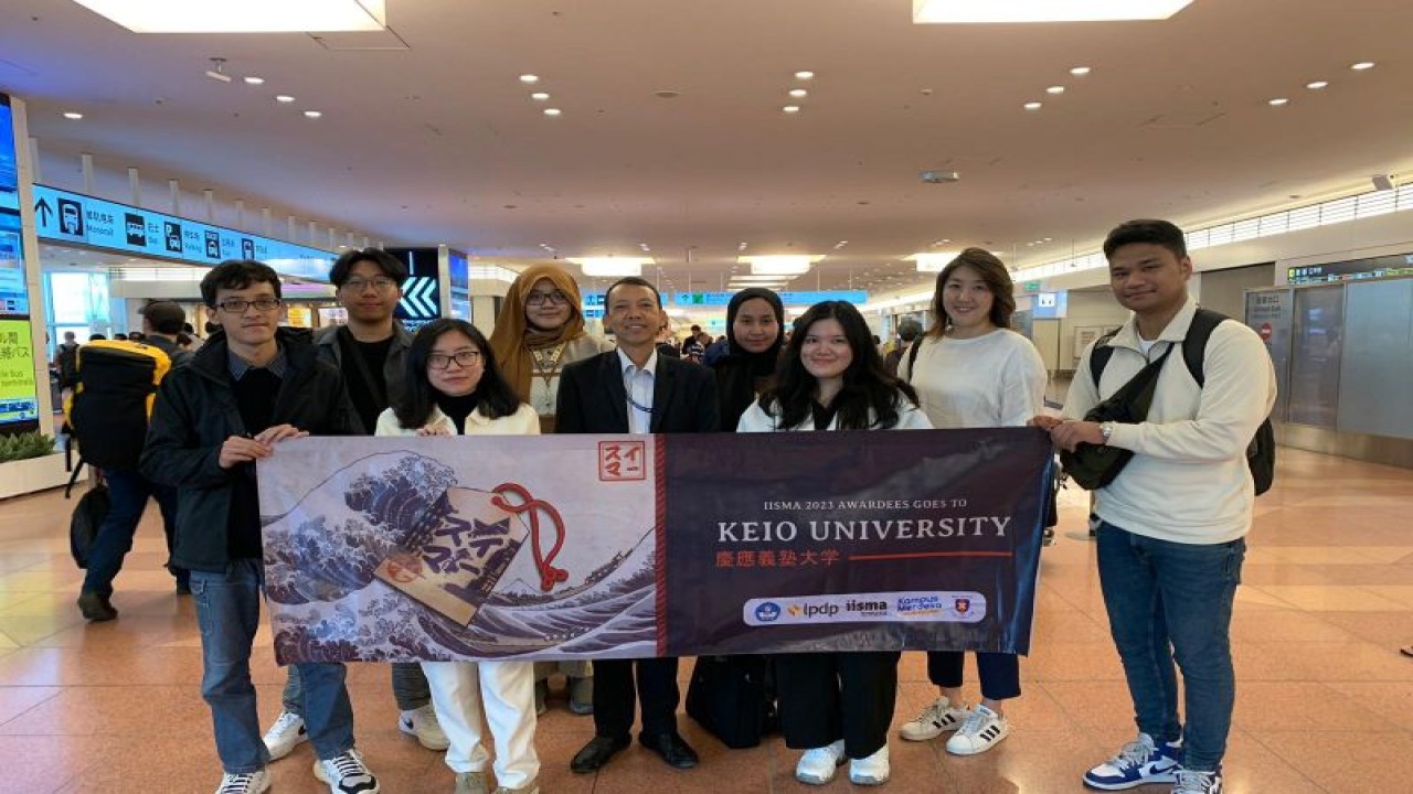 Tujuh mahasiswa Indonesia Program Indonesian International Student Mobility Awards (IISMA) Kementerian Pendidikan Kebudayaan Riset dan Teknologi (Kemendibudristek) tiba di Bandara Haneda Tokyo, Jepang, Rabu (13/9). (ANTARA/HO-tdikbud KBRI Tokyo)