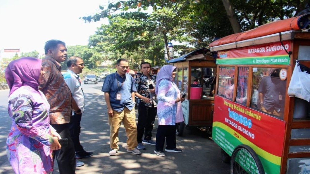 Poltekesos gelar praktek kerja lapangan kewirausahaan menggandeng PT Indofood CBP Sukses Makmur di Kabupaten Bandung, Jawa Barat, Selasa (12/9/2023). (Antara/HO-Poltekesos)
