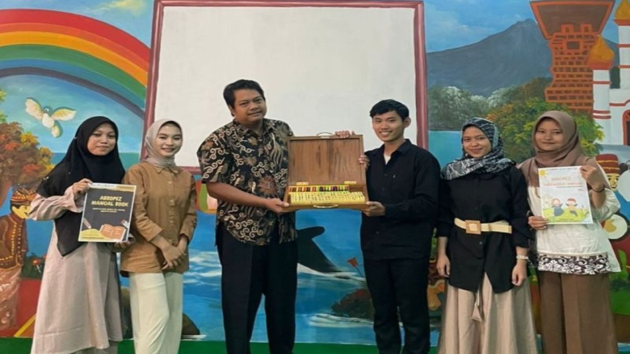 Enam mahasiswa Universitas Muria Kudus (UMK) menunjukan media pembelajaran berupa angka braille dan operasi hitung puzzle (Abropez) untuk memudahkan penyandang tunanetra belajar matematika. (ANTARA/HO-Humas UMK.)