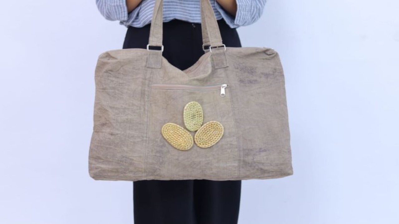 Mahasiswa Universitas Mataram (Unram), Nusa Tenggara Barat (NTB), mengolah sampah organik pasar sebagai bahan dasar pewarna alami pada tas jinjing atau "totebag".