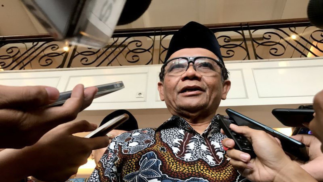 Menteri Koordinator Bidang Politik, Hukum, dan Keamanan (Menkopolhukam) Mahfud MD memberi keterangan kepada media saat dia ditemui di Jakarta, Jumat (8/9/2023). ANTARA/Genta Tenri Mawangi.
