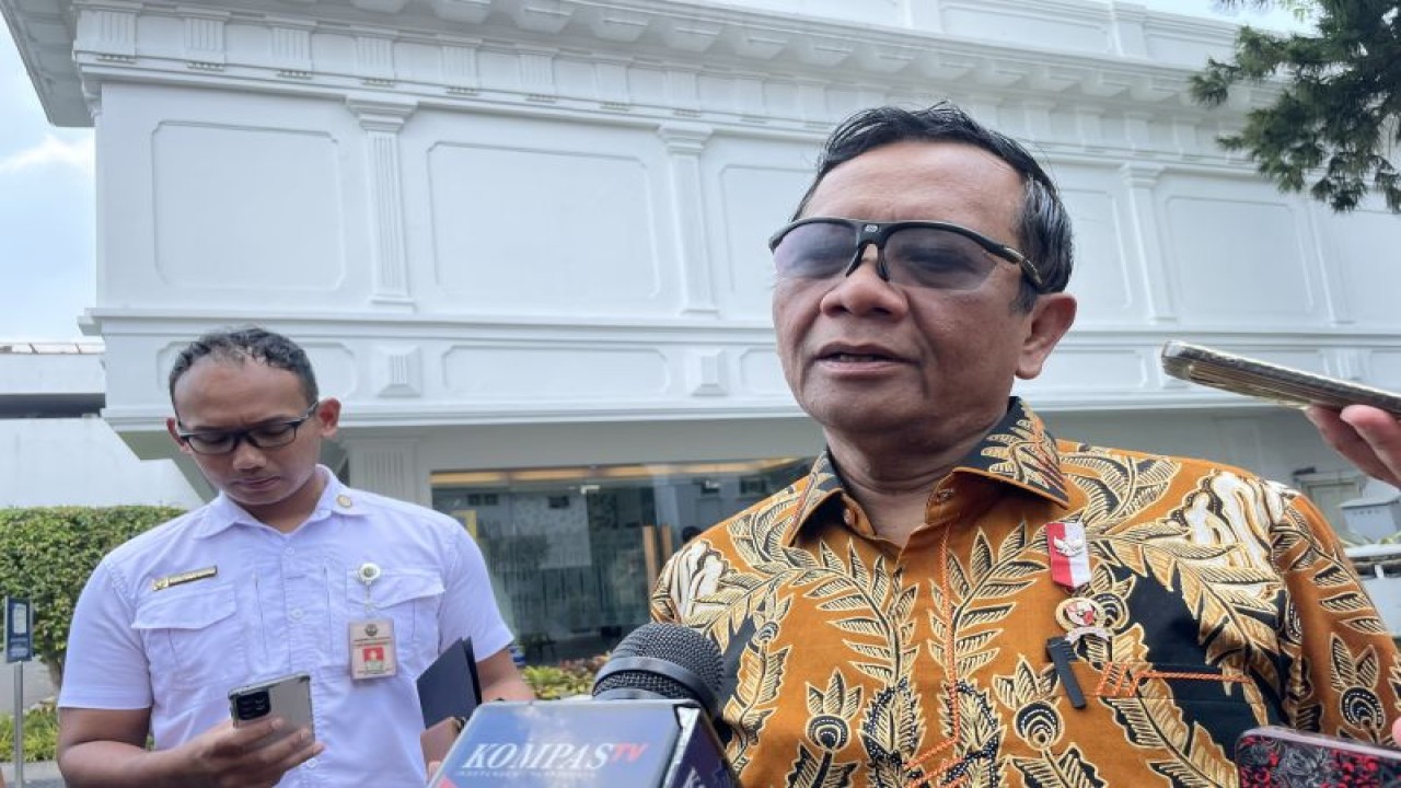 Menteri Koordinator bidang Politik, Hukum, dan HAM Mahfud MD ditemui sejumlah wartawan di Istana Kepresidenan, Jakarta, Selasa (26/9/2023). (ANTARA/Yashinta Difa)