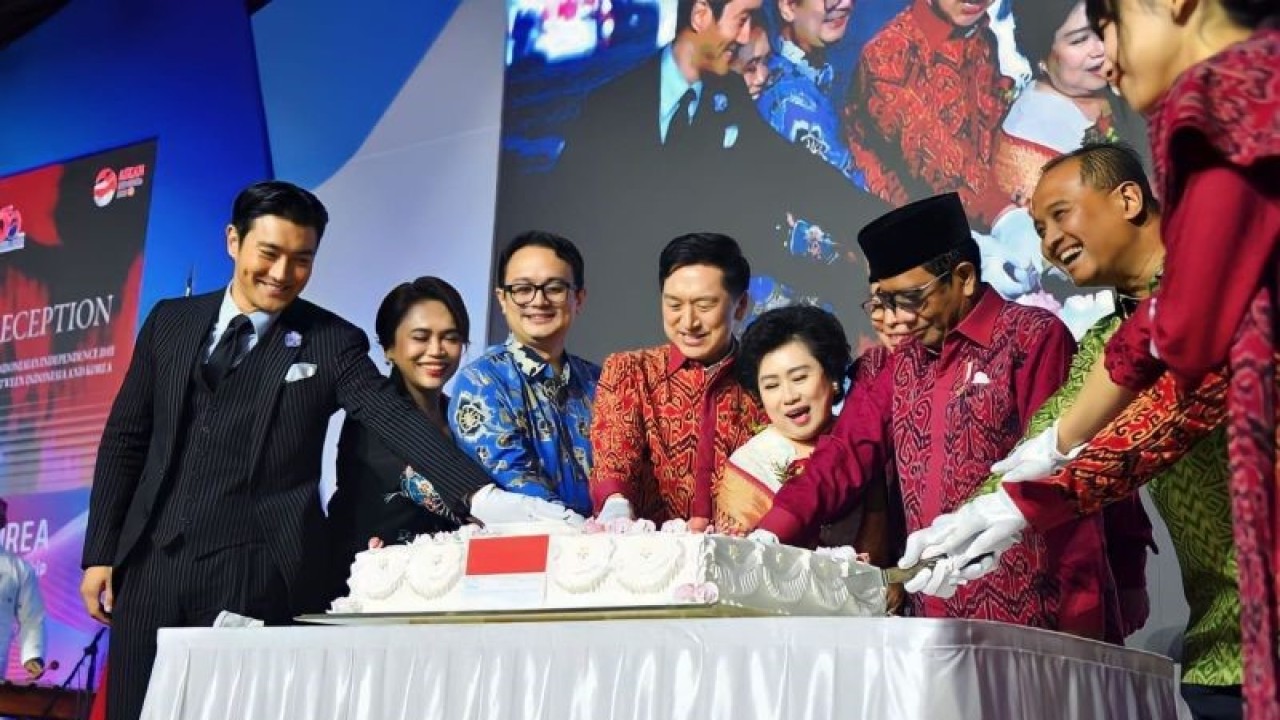 Menteri Koordinator Bidang Politik, Hukum, dan Keamanan (Menkopolhukam) Mahfud MD (tiga kiri) menghadiri acara peringatan kemerdekaan ke-78 RI dan resepsi diplomatik memperingati 50 tahun hubungan kerja sama Indonesia-Korea, di Seoul, Kamis (31/8/2023) malam. (ANTARA/HO-Kemenkopolhukam RI)
