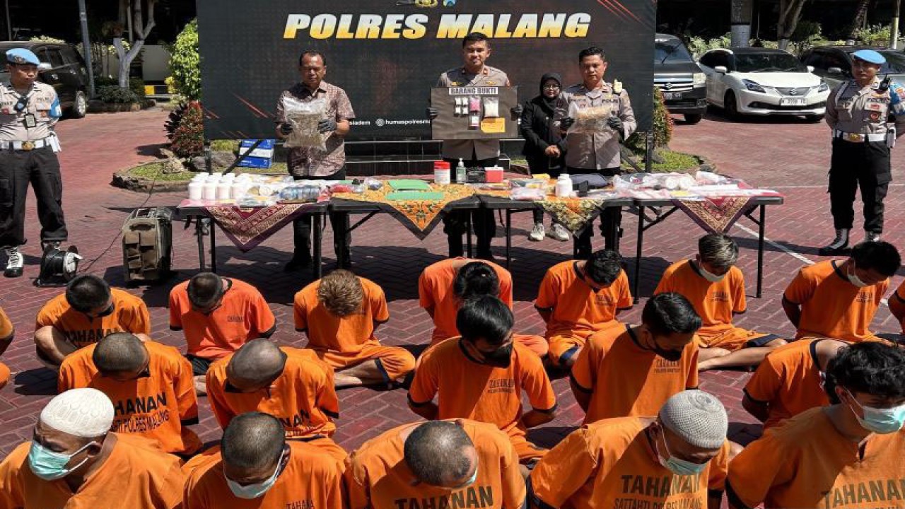 Wakapolres Malang Kompol Wisnu S Kuncoro (tengah) saat menunjukkan barang bukti hasil pengungkapan dalam Operasi Tumpas Narkoba Semeru 2023, di Mapolres Malang, Kabupaten Malang, Jawa Timur, Jumat (1/9/2023). ANTARA/Vicki Febrianto.
