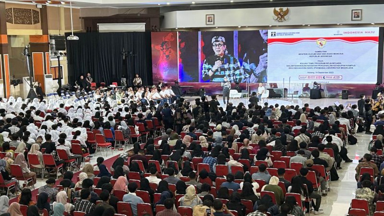 Menkumham Yasonna Laoly saat menyampaikan Kuliah Tamu Program Bela Negara di Universitas Brawijaya, Kota Malang, Jawa Timur, Kamis (14/9/2023). (ANTARA/Vicki Febrianto)