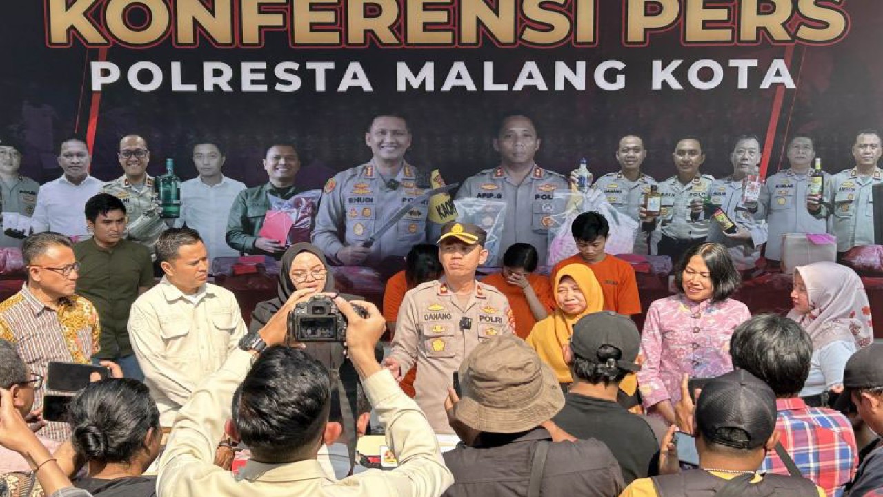 Kasat Reskrim Polresta Malang Kota Kompol Danang Yudanto (tengah) pada saat memberikan keterangan terkait kasus perdagangan bayi di Kota Malang, Jawa Timur, Jumat (15/9/2023). ANTARA/Vicki Febrianto.