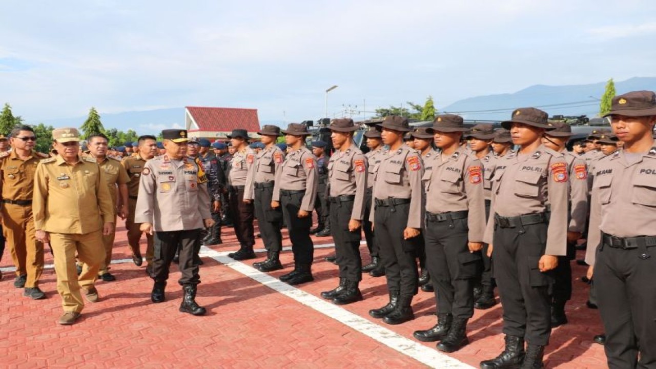 Wakil Gubernur Sulteng Ma'mun Amir (kiri) dan Wakapolda Sulteng Brigjen Pol. Soeseno Noerhandoko mengecek persiapan operasi penanggulangan karhutla di Lapangan Mapolda Sulteng, Selasa (12/9/2023). (ANTARA/HO-Humas Polda Sulteng)