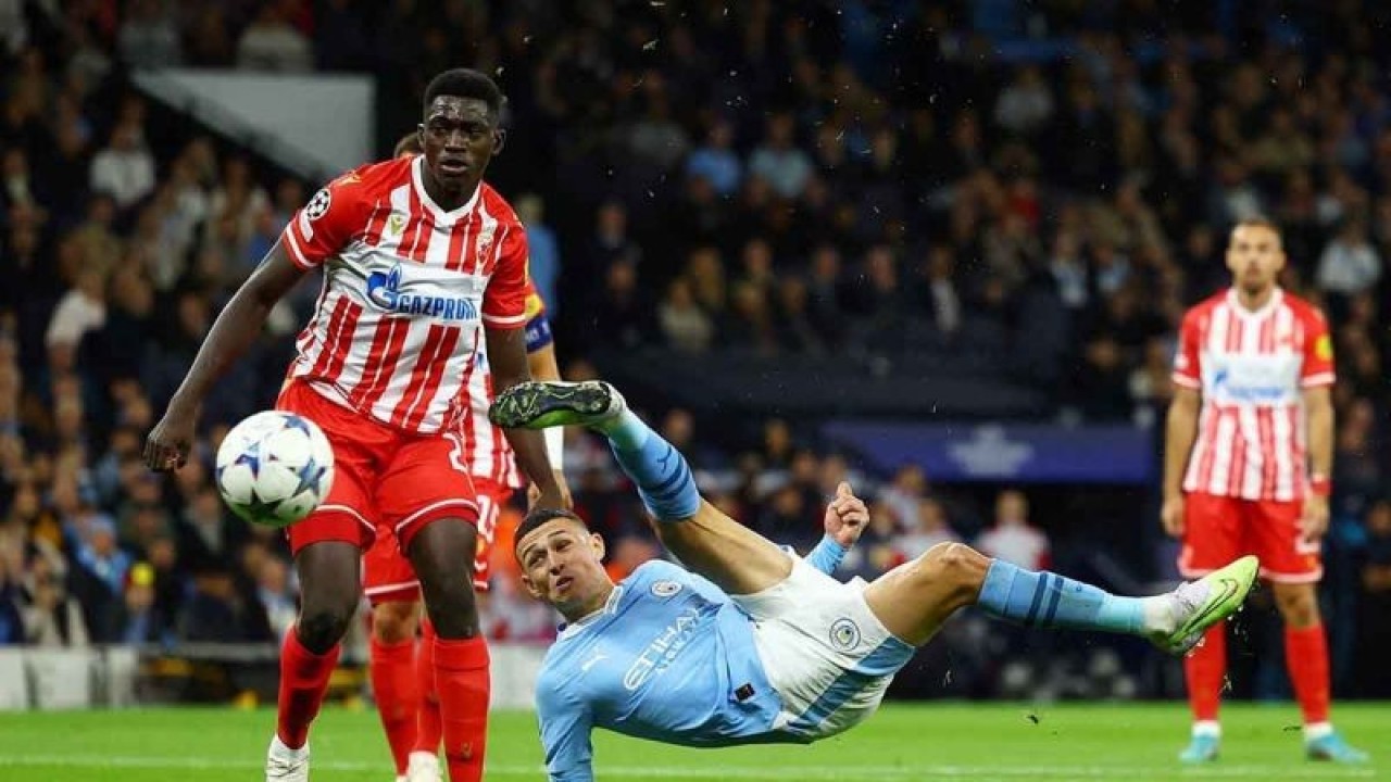 Pemain Manchester City Phil Foden menembakkan bola ke arah gawang Red Star Belgrade pada laga pertama Liga Champions di Etihad Stadium, Manchester, Inggris, Selasa (19/9/2023). City menang 3-1 atas Red Star Belgrade. ANTARA FOTO/REUTERS/Molly Darlington/rwa.