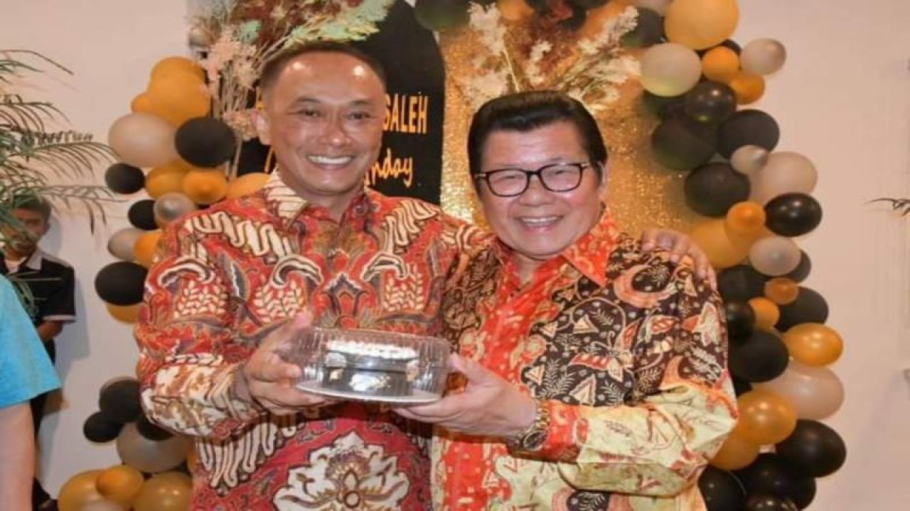 Mantan Gubernur Sulawesi Barat (Sulbar) Anwar Adnan Saleh bersama penjabat Gubernur Sulbar Zudan Arif Fakrulloh, Anwar Adnan Saleh meminta agar pelayanan publik untuk meningkatkan kesejahteraan masyarakat Sulbar terus ditingkatkan pemerintah di Mamuju, Selasa (19/9/2023) ANTARA Foto/ M Faisal Hanapi