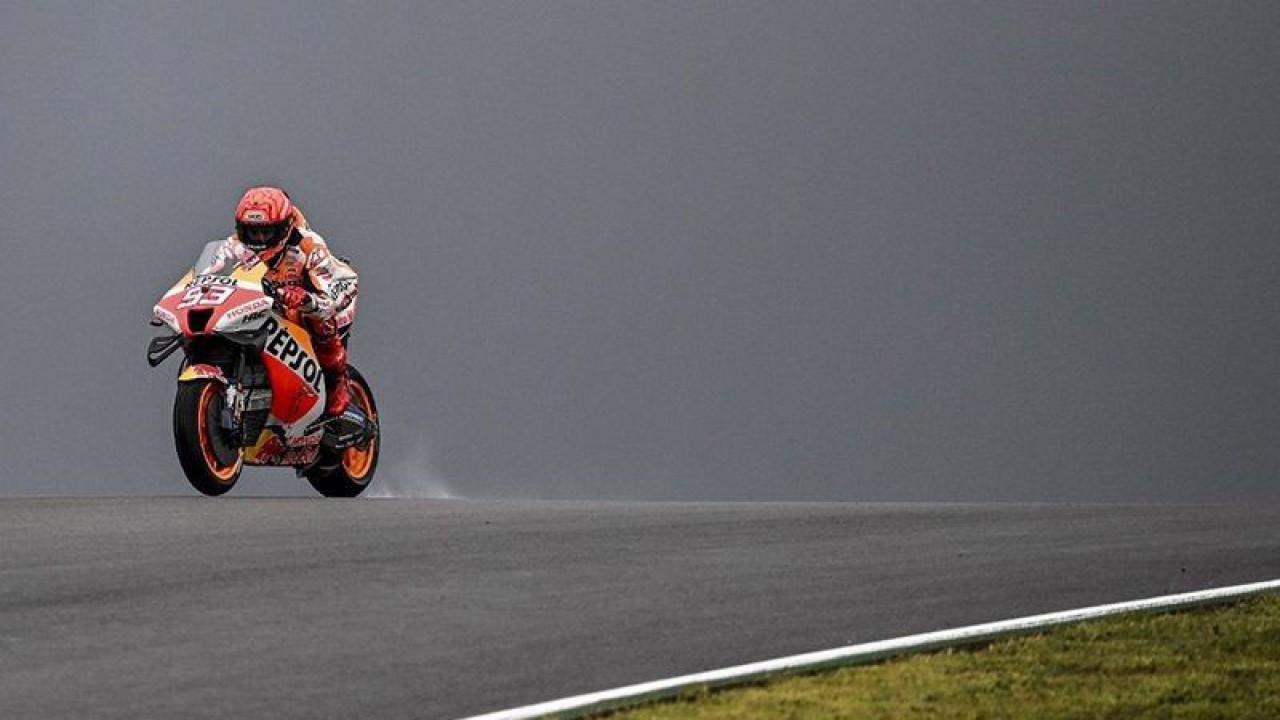 Pebalap Tim Honda Marc Marquez dalam sesi latihan pertama GP MotoGP Portugal di Algarve International Circuit di Portimao (22/4/2022). (ANTARA/AFP/Patricia de Melo Moreira/aa.)