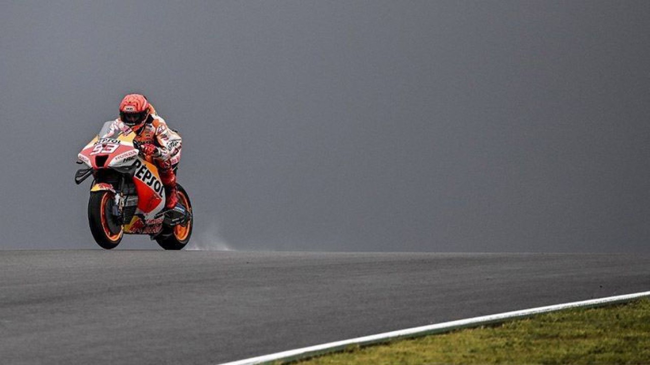 Pebalap Tim Honda Marc Marquez dalam sesi latihan pertama GP MotoGP Portugal di Algarve International Circuit di Portimao (22/4/2022). (ANTARA/AFP/Patricia de Melo Moreira/aa.)