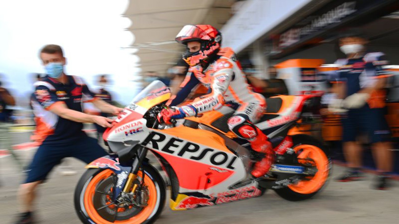 Arsip - Pembalap Repsol Honda Team Marc Marquez mengendarai sepeda motor keluar dari garasi tim saat sesi latihan bebas 1 MotoGP seri Pertamina Grand Prix of Indonesia 2022 di Pertamina Mandalika International Street Circuit, Lombok Tengah, NTB, Jumat (18/3/2022). Ajang balapan MotoGP seri kedua 2022 tersebut berlangsung pada 18-20 Maret 2022. ANTARA FOTO/Andika Wahyu/foc.