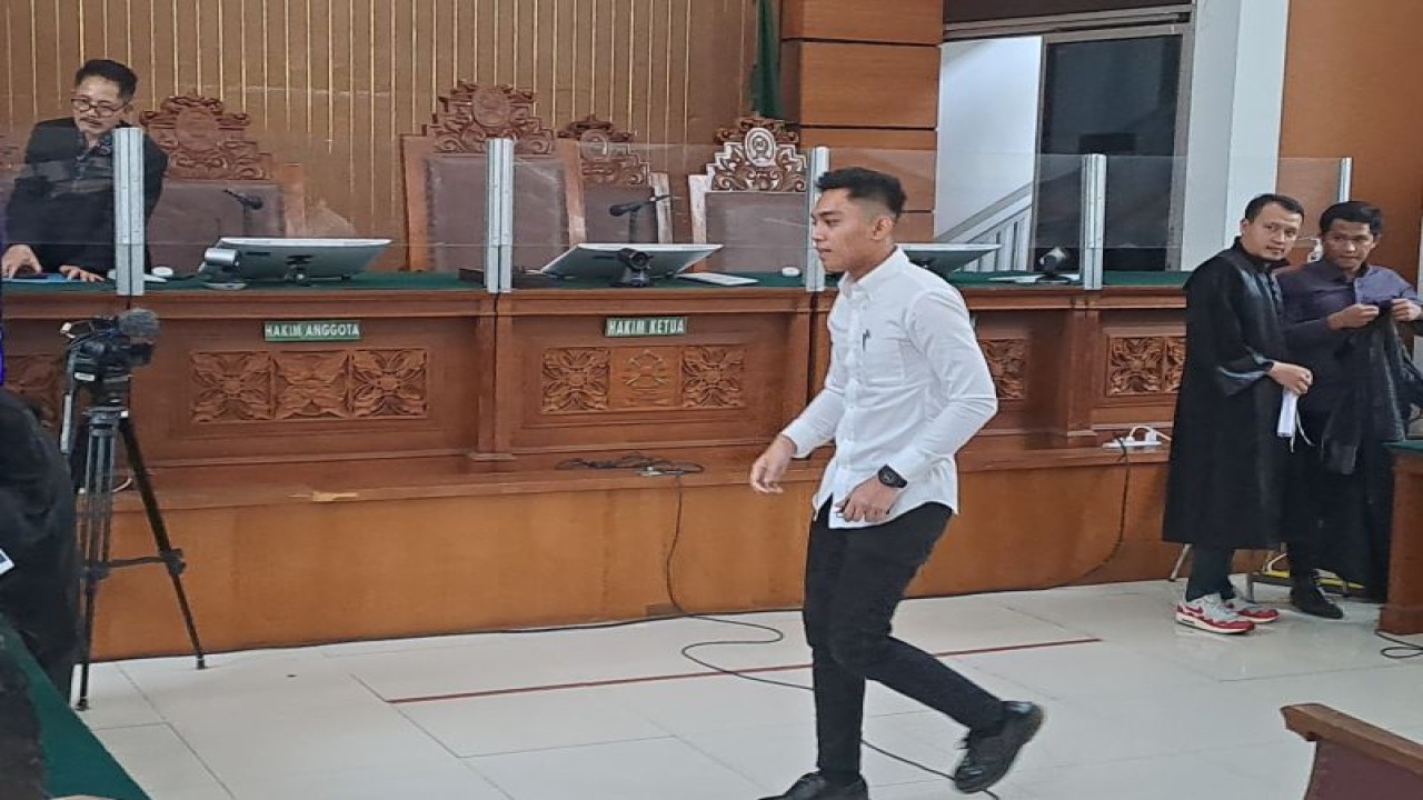 Terdakwa Mario Dandy berjalan keluar ruangan sidang usai mengikuti sidang vonis di PN Jakarta Selatan, Jakarta, Kamis (7/9/2023). (ANTARA/Aprillio Abdullah Akbar)