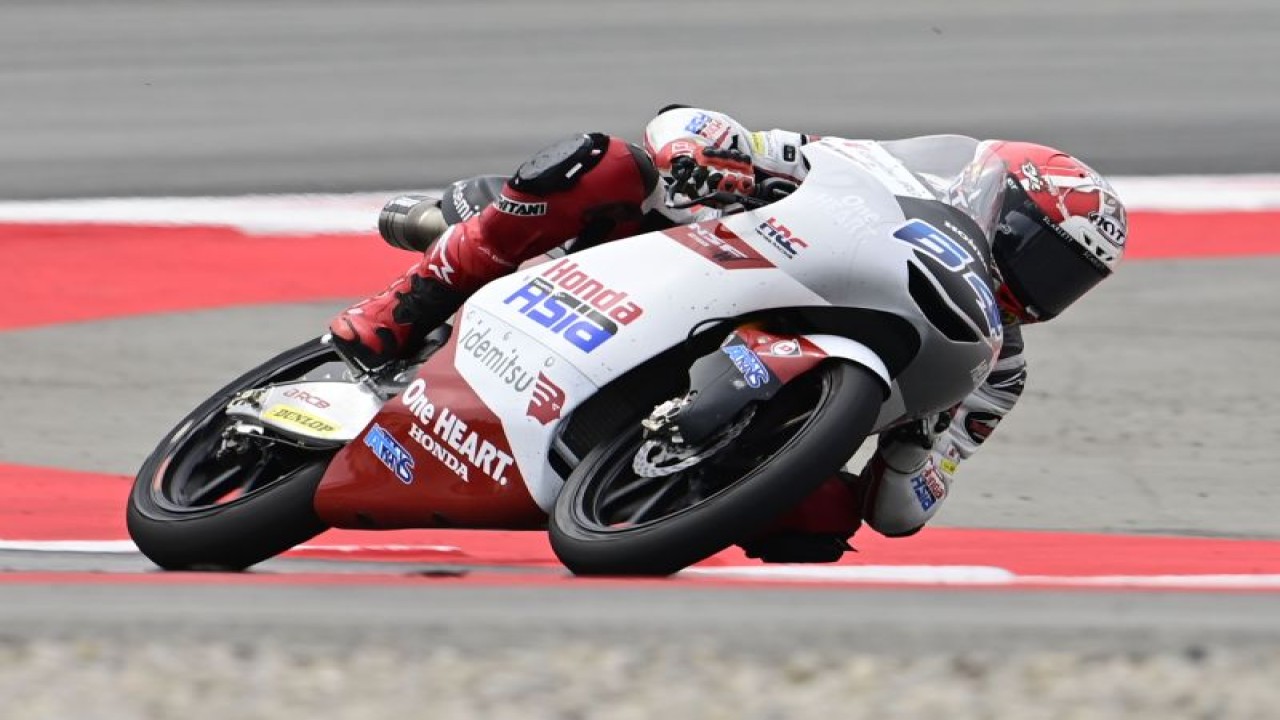 Pembalap motor Indonesia Mario Suryo Aji (Honda Team Asia) saat melaju di balapan utama Moto3 Catalunya di Sirkuit Barcelona-Catalunya, Spanyol, Minggu (3/9/2023).