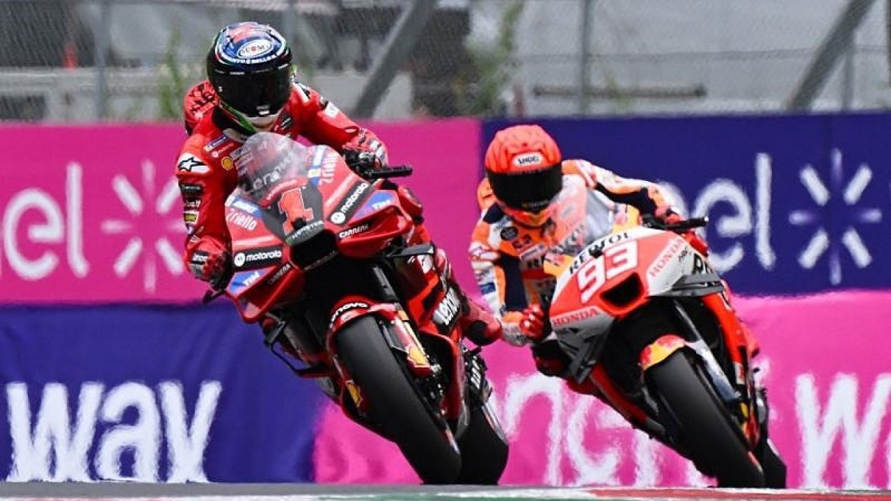 Arsip foto - Pebalap tim Ducati Lenovo Francesco Bagnaia dan pebalap tim Repsol Honda Marc Marquez menjalani kualifikasi Grand Prix Italia, Sirkuit Mugello, Italia (10/6/2023). ANTARA/AFP/Filippo Monteforte/aa.