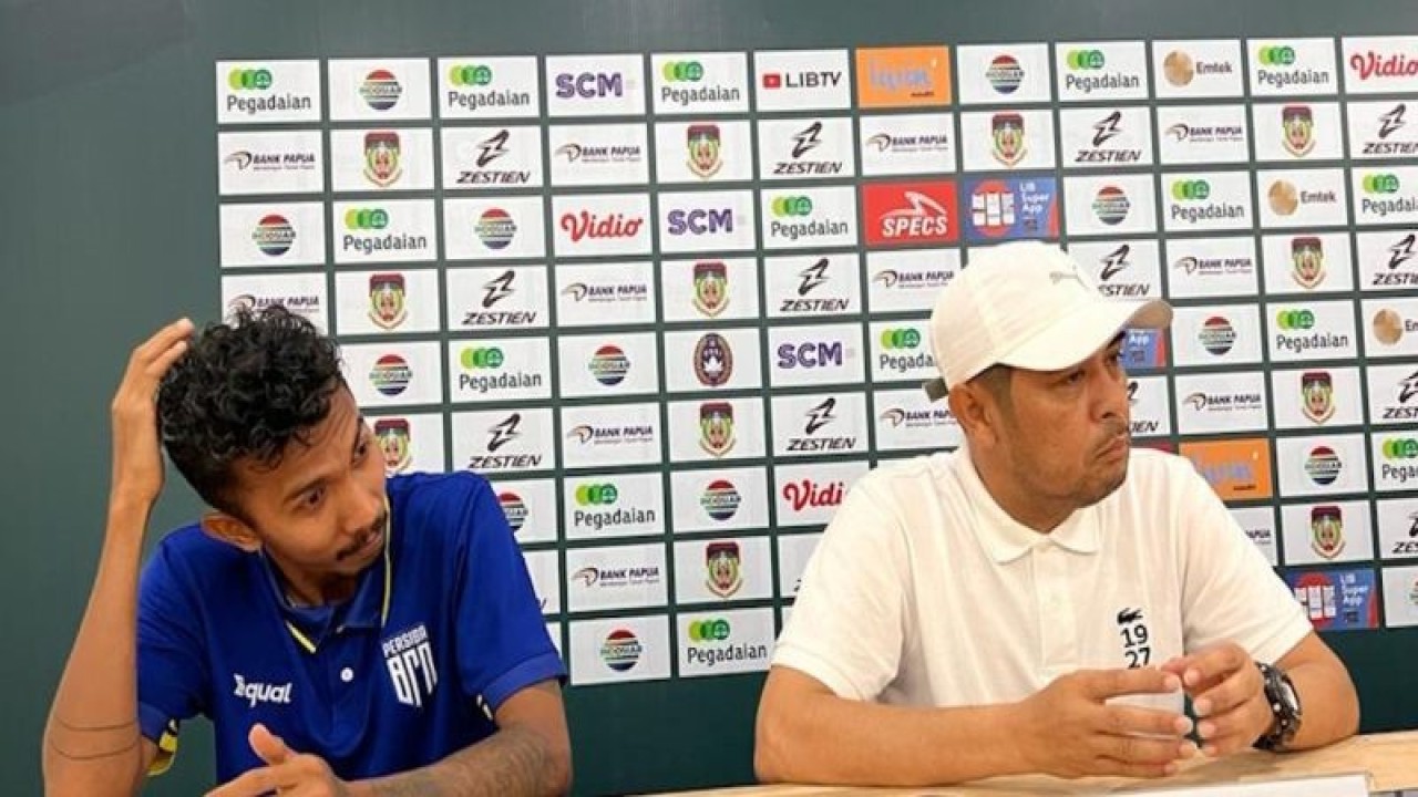 Marshel Huwae dan Pelatih Nil Maizar dari Persiba Balikpapan. Beruang Madu belum berhasil bangkit. (ANTARA/HO-Persiba)
