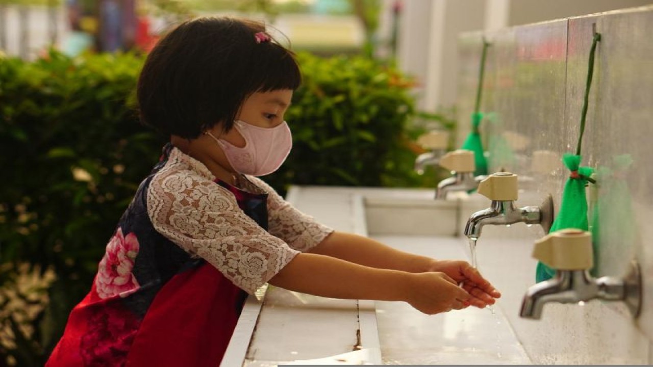 Ilustrasi-- Seorang anak yang mengenakan masker sedang mencuci tangan. (Pixabay)