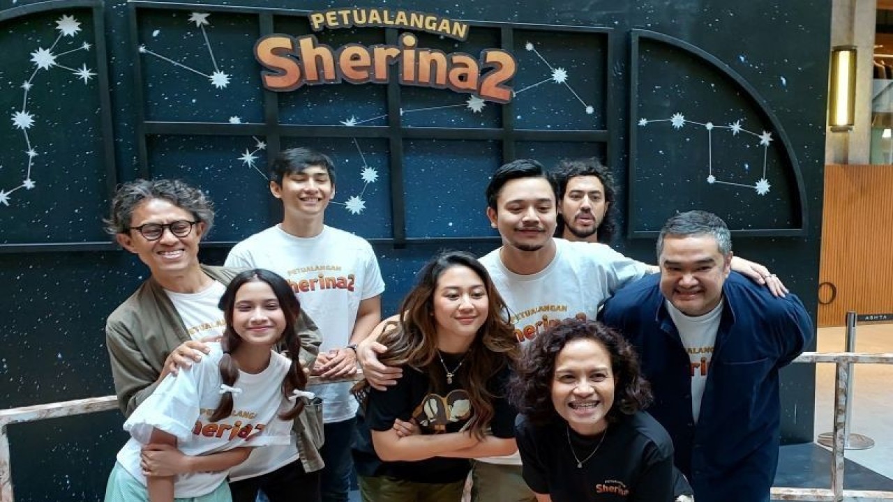 Para pemain dan produser film "Petualangan Sherina 2" berfoto di salah satu set dari ruang imersif "Petualangan Sherina 2" di Ashta, Jakarta, Kamis (14/9/2023). (ANTARA/Fitra Ashari)