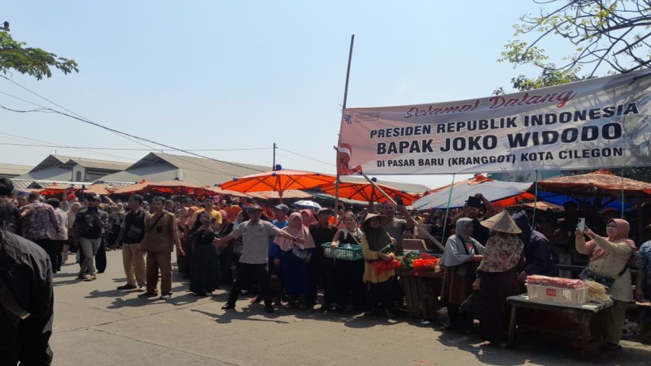 Ratusan masyarakat Cilegon, antusias menunggu kedatangan Presiden RI Joko Widodo di lokasi Pasar Keranggot, Kelurahan Sukmajaya, Kecamatan Jombang, Kota Cilegon, Banten, Selasa (12/9/2023). (ANTARA//Desi Purnama Sari)