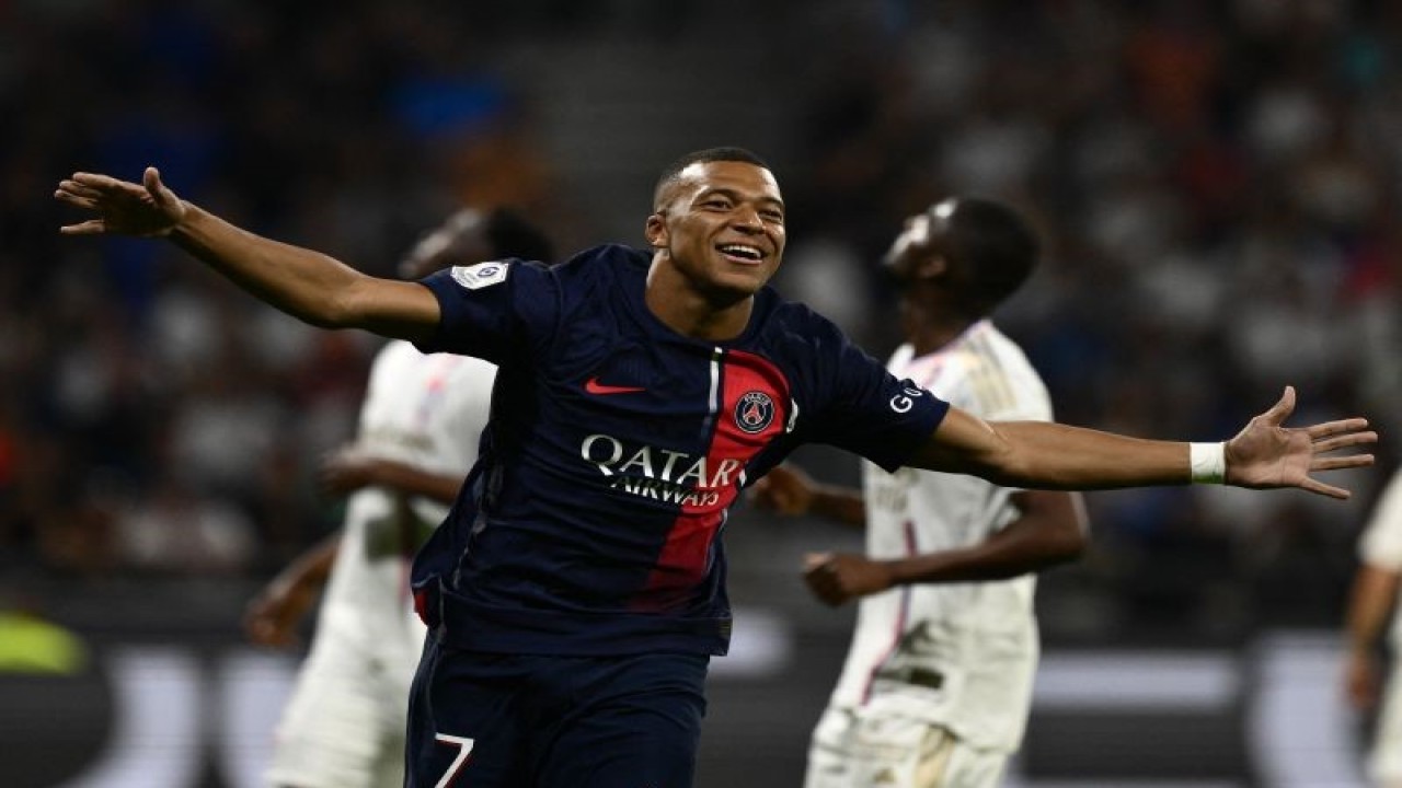 Penyerang PSG Kylian Mbappe merayakan gol yang dicetaknya ke gawang Olympique Lyon, pada pertandingan Liga Prancis yang dimainkan di Stadion Groupama, Lyon, Minggu (3/9/2023). (ANTARA/AFP/JEFF PACHOUD)