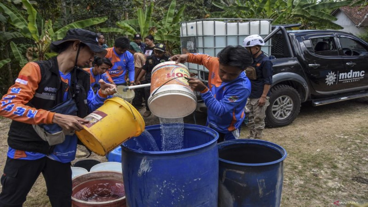 Ilustrasi - Relawan Muhammadiyah Disaster Management Center (MDMC) menyalurkan air bersih gratis kepada warga di Desa Kertahayu, Kabupaten Ciamis, Jawa Barat, Jumat (22/9/2023). ANTARA FOTO/Adeng Bustomi/rwa.