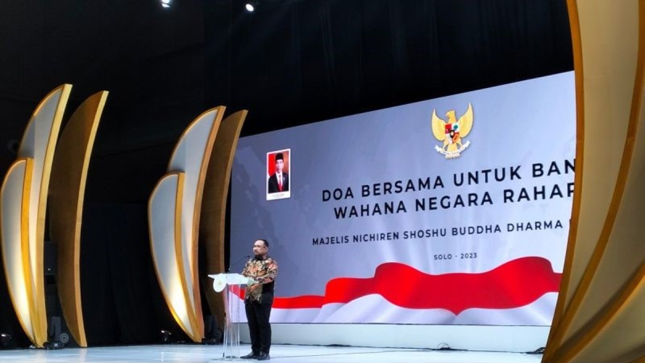 Menteri Agama Yaqut Cholil Qoumas pada acara Doa Bersama Untuk Bangsa Wahana Negara Raharja (WNR) yang diselenggarakan oleh Majelis Nichiren Shoshu Buddha Dharma Indonesia (MNSBDI) di Hotel Alila Solo, Jawa Tengah, Jumat (29/9/2023). ANTARA/Aris Wasita