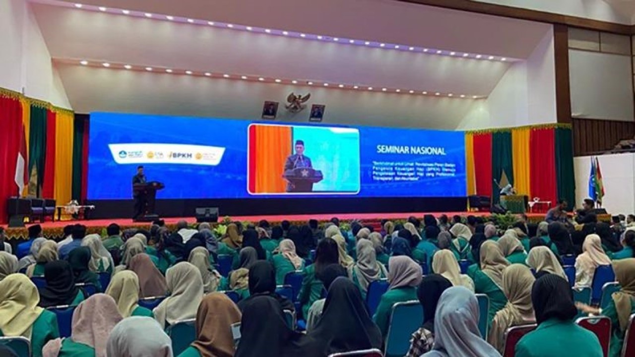 Wakil Menteri Agama RI Saiful Rahmad Dasuki saat membacakan sambutan Menteri Agama RI Yaqut Cholil Qoumas dalam pembukaan seminar nasional BPKH di Universitas Syiah Kuala Banda Aceh, Kamis (14/9/2023). (ANTARA/Khalis Surry)