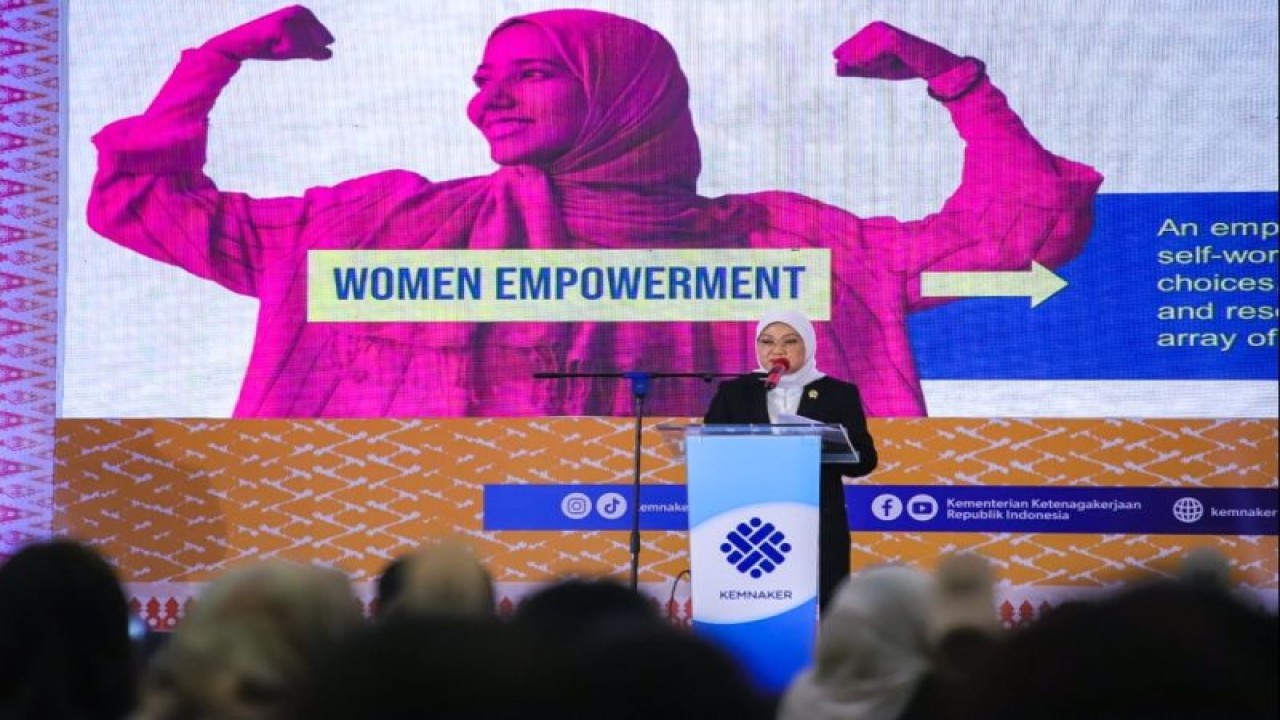Menaker Ida saat memberikan sambutan dalam pembukaan Conference on Women's Leadership in Public Sector Organizations for Productivity Enhancement di Jakarta, Rabu (27/9/2023). (ANTARA/HO-Kemnaker)