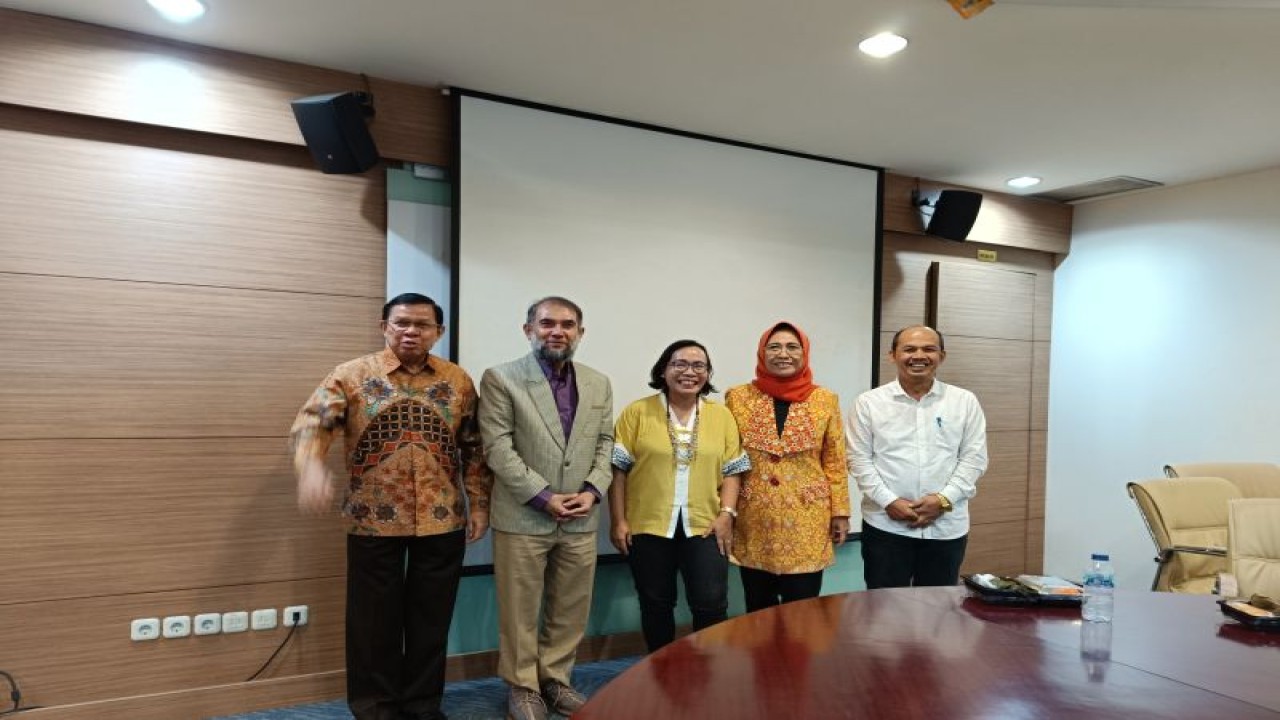 Sejumlah narasumber berfoto bersama dalam bincang edukasi yang diselenggarakan di Universitas YARSI, Jakarta, beberapa waktu lalu. (ANTARA/Indriani)