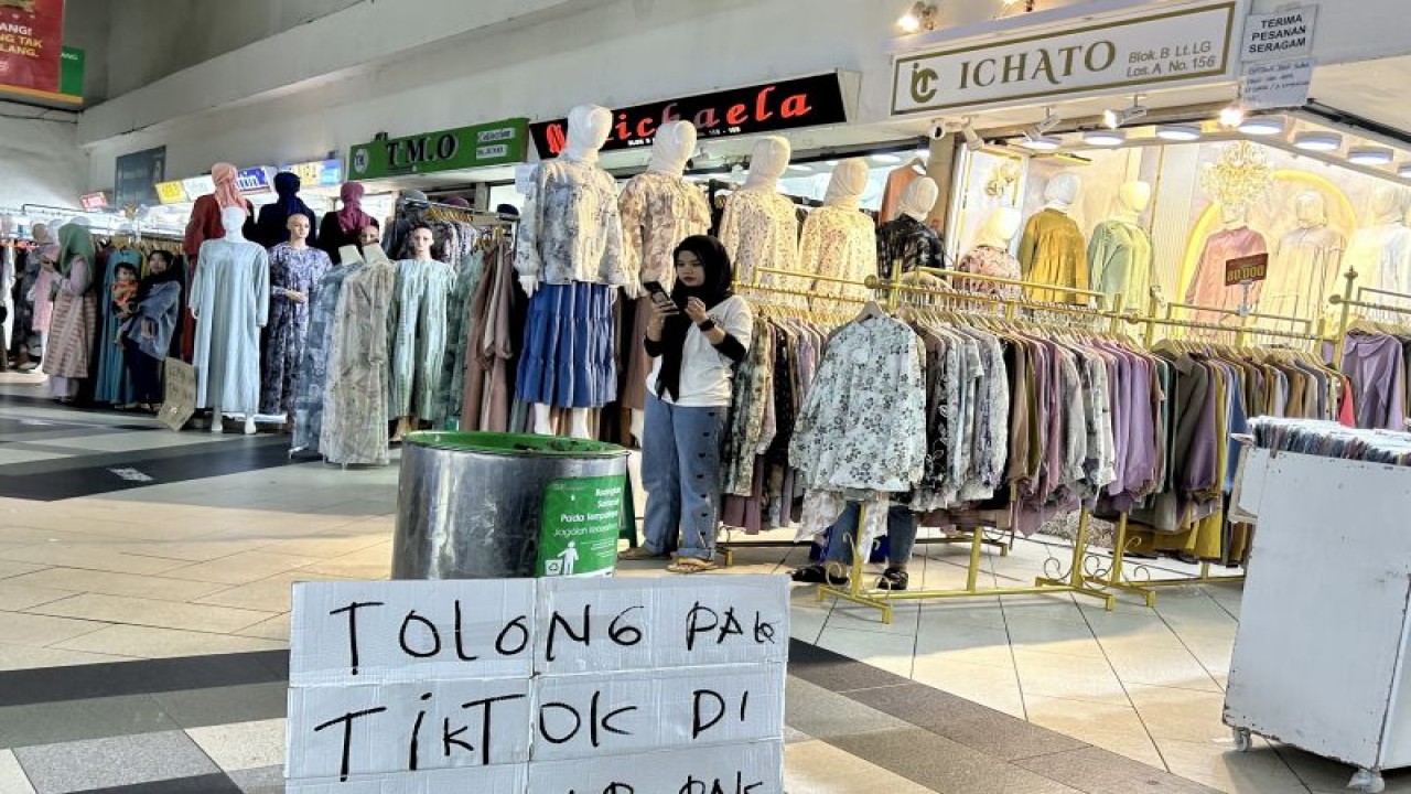 Poster yang berisi protes dari pedagang yang meminta pemerintah untuk menutup TikTok Shop di kawasan toko Blok A, pasar Tanah Abang, Jakarta, Selasa (19/9/2023). ANTARA/Kuntum Riswan.