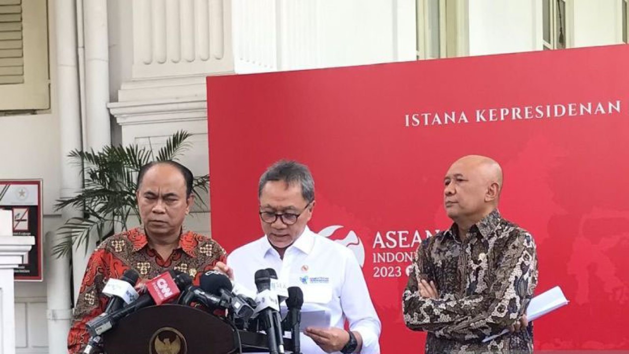 Menteri Perdagangan (Mendag) Zulkifli Hasan (tengah) memberikan keterangan di Kompleks Istana Kepresidenan, Jakarta, Senin (25/9/2023). (ANTARA/Afra Augesti)